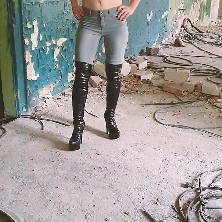 Botas, jeans y provocación aplastante en un edificio abandonado