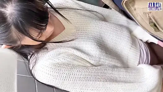 Zarte gulp-glückseligkeit mit einer winzigen kurve, dunkelhaarige necken bei einem süßen oralen date teil.1