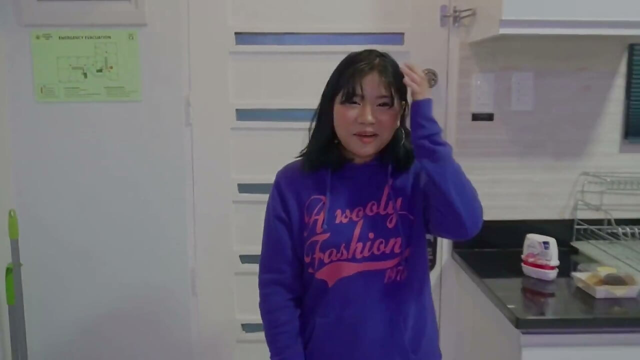 Pinay Tímida De 18 años Trae Un Atuendo Sexy, Es Destrozada Por Una Enorme Polla Y Traga Semen