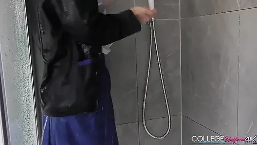 Dixie Fae'nin yer aldığı duşta