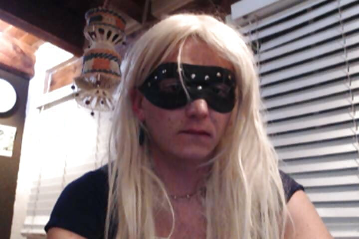 Geile sissy masturbeert thuis