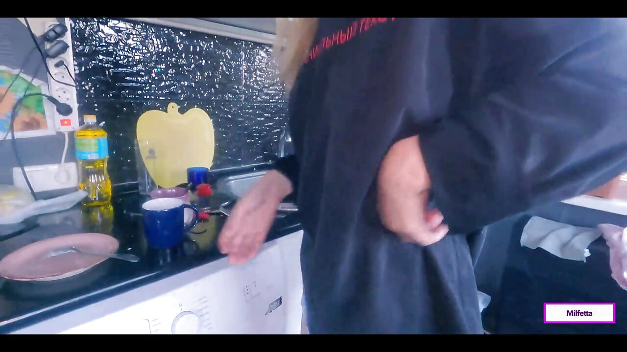 继母没有注意到继子的骚扰, 但最后还是让她操逼并射在里面