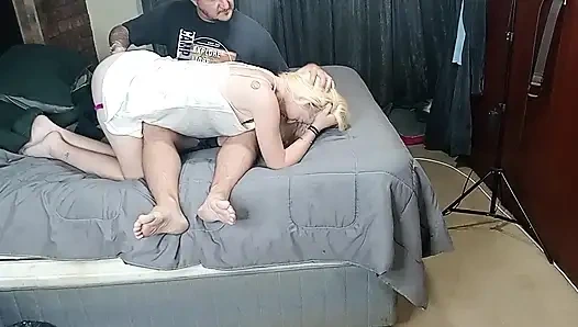 Cewek amatir ini lagi asik ngasih hadiah