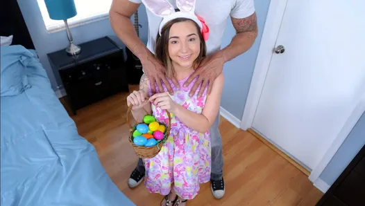 Une petite adolescente se fait baiser par une énorme bite pendant la chasse aux œufs de Pâques