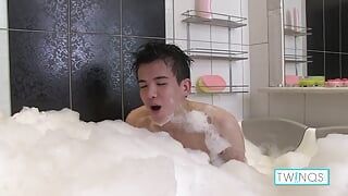娇小的twingk Xander在按摩浴缸里给他的鸡巴和漂亮的屁股上肥皂水！