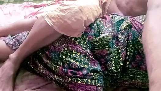 Ibu tiri ngentot ibu tirinya yang lebih muda dan seksi di manik-maniknya