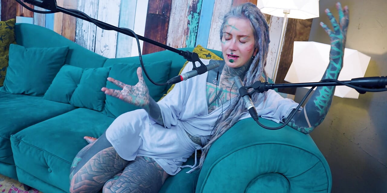Aku berbicara tentang Z - zeal - ASMR podcast SFW berbicara dengan gadis gothic kurus model tato gimbal bertato