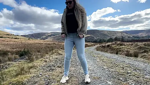 Notfall Beim Gehen Auf Dem Öffentlichen Trail, Aber Musste Meine Jeans Nass Machen