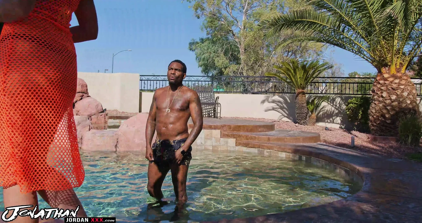 Đập bên hồ bơi