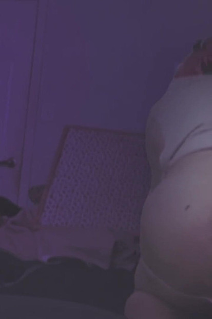 Sissy jaše dildo od lignji i jebe je nasumični crni kurac s Grindra