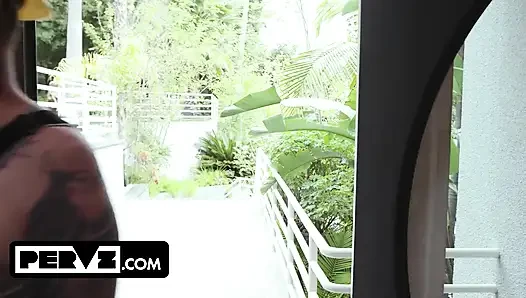 Крошечная Mochi Mona принимает пять и долбежку как чемпион