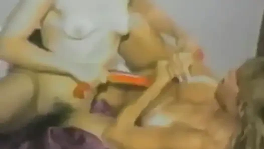 Sarışın ve esmer uçuş oynuyor ve sonra sikişiyor