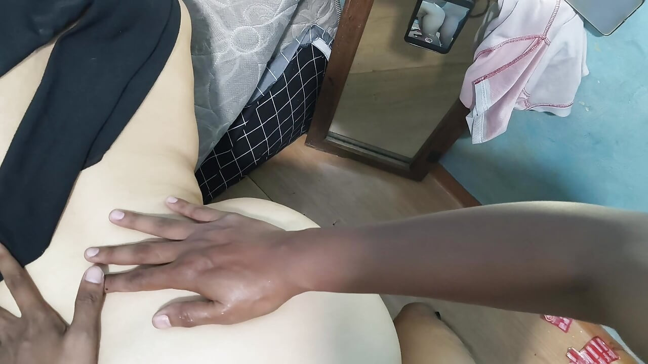 Un datore di lavoro crudele mi ha scopato molte volte fino a quando