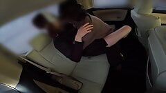Хентай замужняя женщина занимается сексом в машине в волейбольной униформе по дороге домой с утренней тренировки