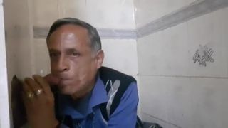Indyjski starszy tata wysysających kurek w gloryhole