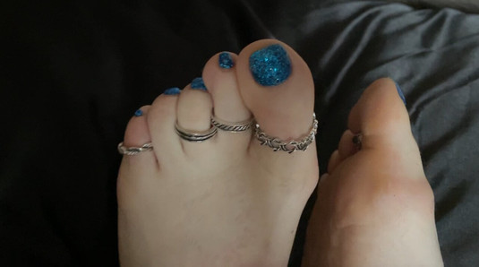 Mistress Lara juega con sus pies perfectos y sus dedos en anillos de plata. fetiche de pies