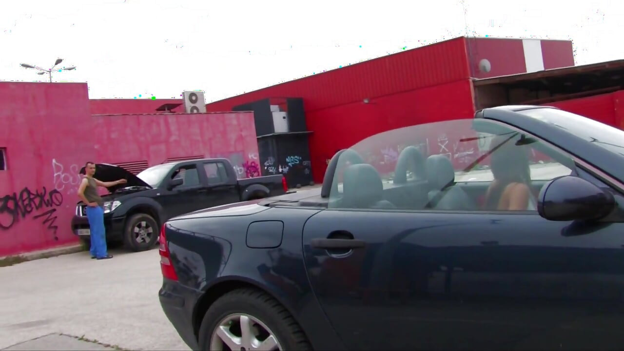 Follando duro en su culo mientras está inclinada sobre el coche