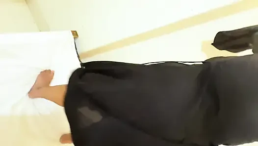 Pembantu hot Lebanis bersihin kamarku dan aku ngeliat toketnya yang menggantung dengan pentil bengkak & mulai masturbasi