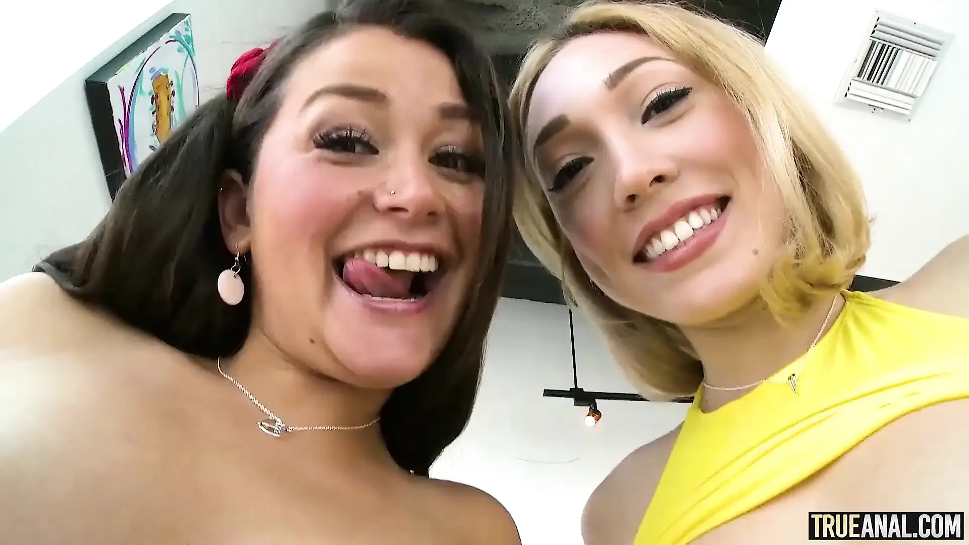 True Anal - Allie Haze和Lily Labeau被插菊花