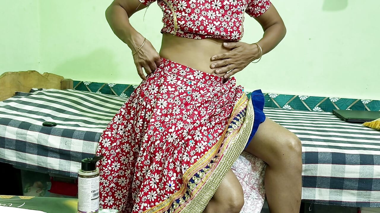Indu sexy în dispoziție excitată