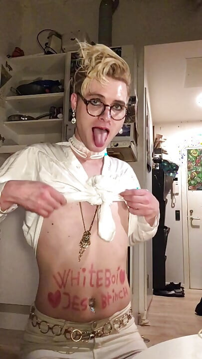 Sissywhiteboi Jes Brinch in een witte spijkerbroek