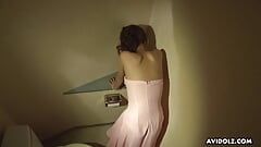 Japonesa Mai Takizawa se masturbando no banheiro sem censura.