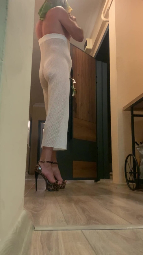 I greeted the pizza boy without a bra | Clip 1