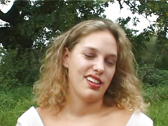 Sød blond tøs blæser hård pik udendørs