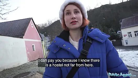 Она нервно снимает одежду перед незнакомцем в видео от первого лица - Публичный агент