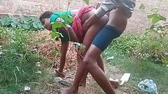 本当のインドの屋外セックス。インドの女の子が犯されたによって彼女のボーイフレンド