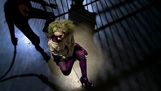 Kedi-kadın joker'in hapishaneden kaçmasına yardım ediyor ve onu sikmesine izin veriyor