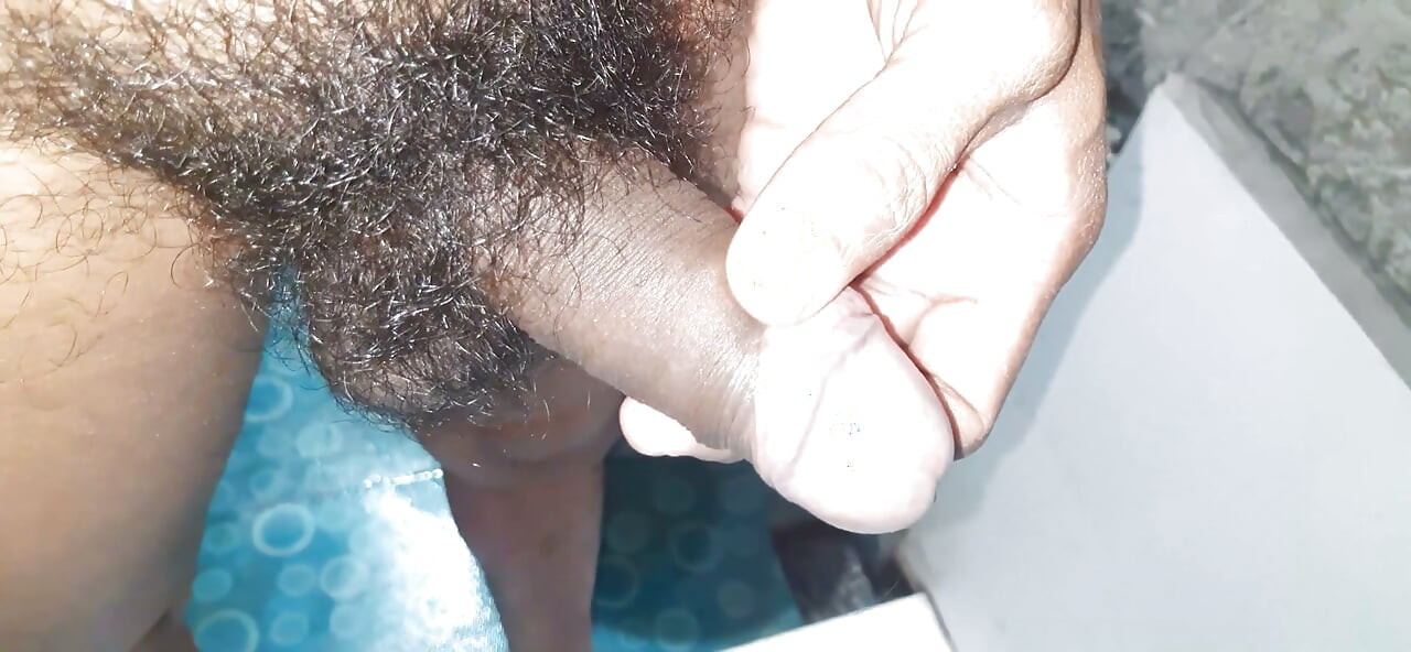 Pis en cuarto de baño, hombre indio con polla grande y negra, masturbación con la mano mamadas