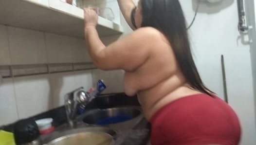 Mijn mollige buurvrouw in de keuken bespioneren