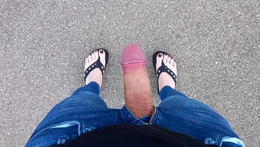 Je jouis sur une promenade en plein jour, n’utilisant pas mes mains pour regarder mes pieds sexy