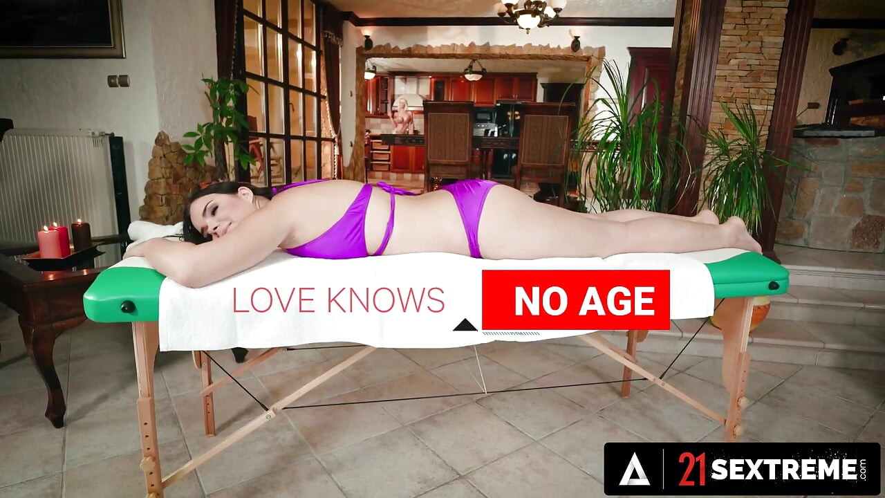 21 SEXTREME - Tiffany Rousso Gives Sofia Lee Sensual Lesbian Massage & Scissoring