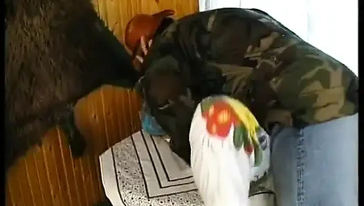 Blondes teen mit kleinen titten wird nach dem jägerschwanz gelutscht