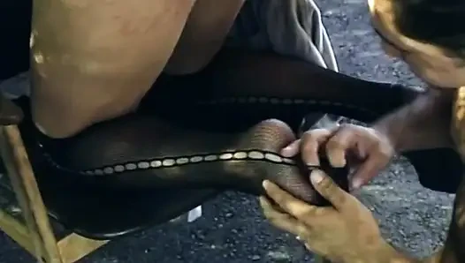 Esmer kadın açık havada üçlü sekste iki alıyor