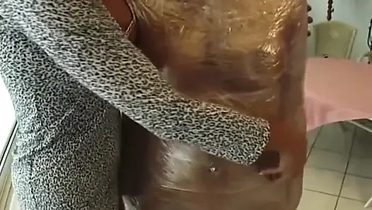 Plastik sarılmış sarışın sürtük acımasızca sikiliyor ve azdırılıyor