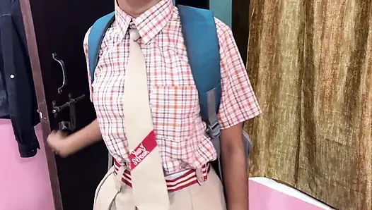 Индийская симпатичная школьница приходит домой и сосет член у сводного брата