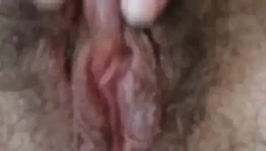 Ziyarete geliyorum ve sabah olmuşken herkes uyurken klitorisimi ovuşturmaya karar verdim