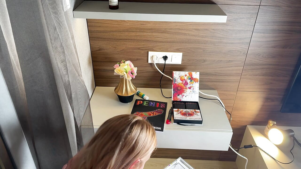 Người đẹp tóc vàng nhỏ nhắn nóng bỏng Alecia có một cuốn sách màu mới cho con cặc lớn và quả bóng màu xanh da trời