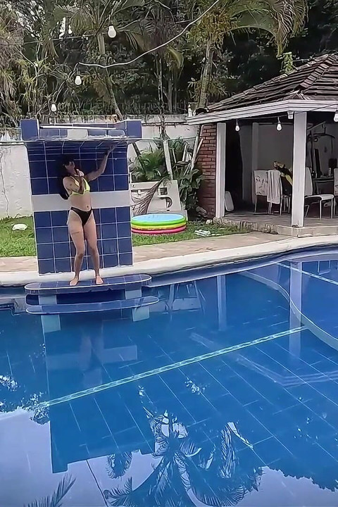 The Stepmother Caught Her Stepdaughter Playing with a Dildo in the Pool and Masturbated Her Until She Squirts.