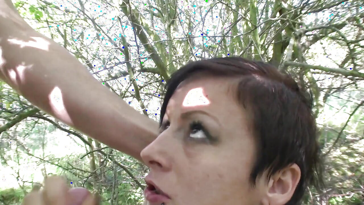 Kısa saçlı orta yaşlı seksi kadın açık havada sikiliyor 6029 3