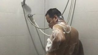 Kong sourd m prend une douche dans la salle de bain # 2020