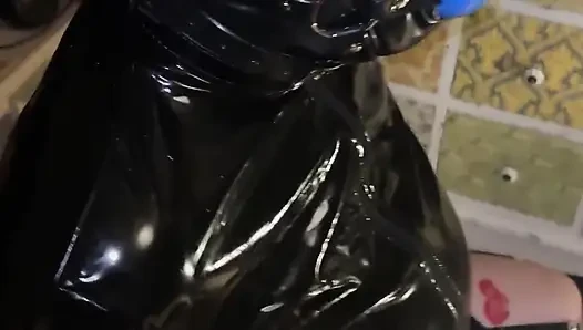 Латексное платье и балаклава с кляпом и вибро
