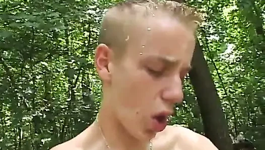 Geiler hengst und versaute brünette haben hardcore-ficksession im freien