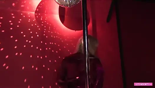 Blonde stripper slut is doing a good fuck in the strip club