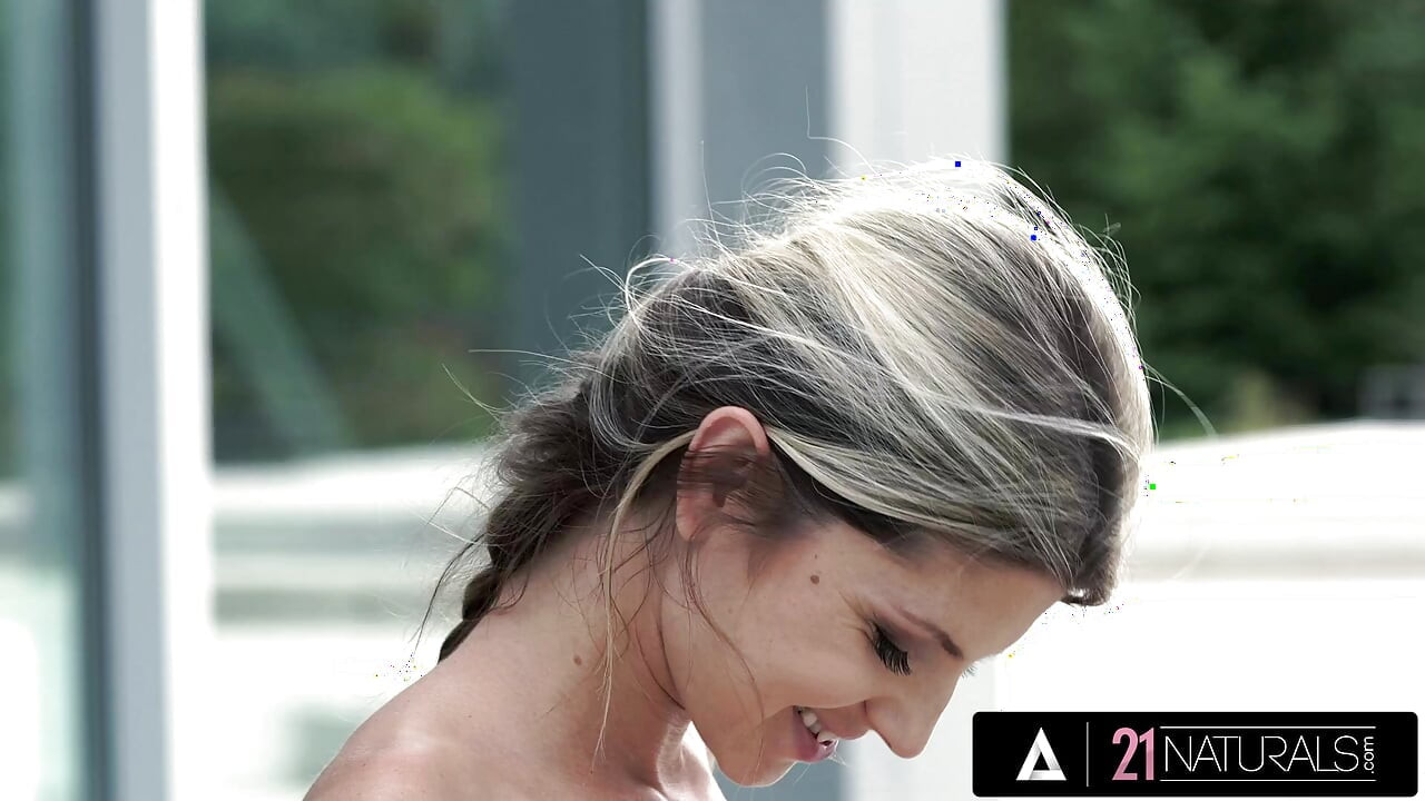 21 NATURALS - Petite skatergirl Gina tager kæmpe pik op i røven udenfor