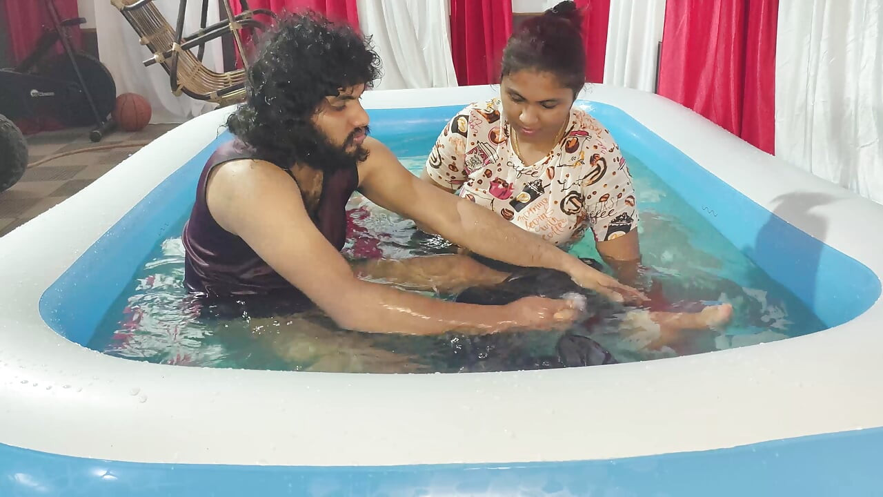 Mallu çift yüzme havuzunda sikişiyor ve oral seks yapıyor