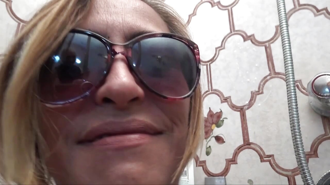 Kamuk italvi mahila aapko aashcharyachkit kar degi, vah bahut kamuk hai